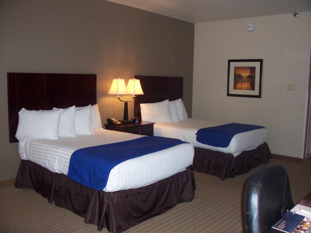 Nichols Village Hotel And Spa Clarks Summit Room photo